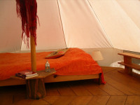 Bett im Baumwollzelt